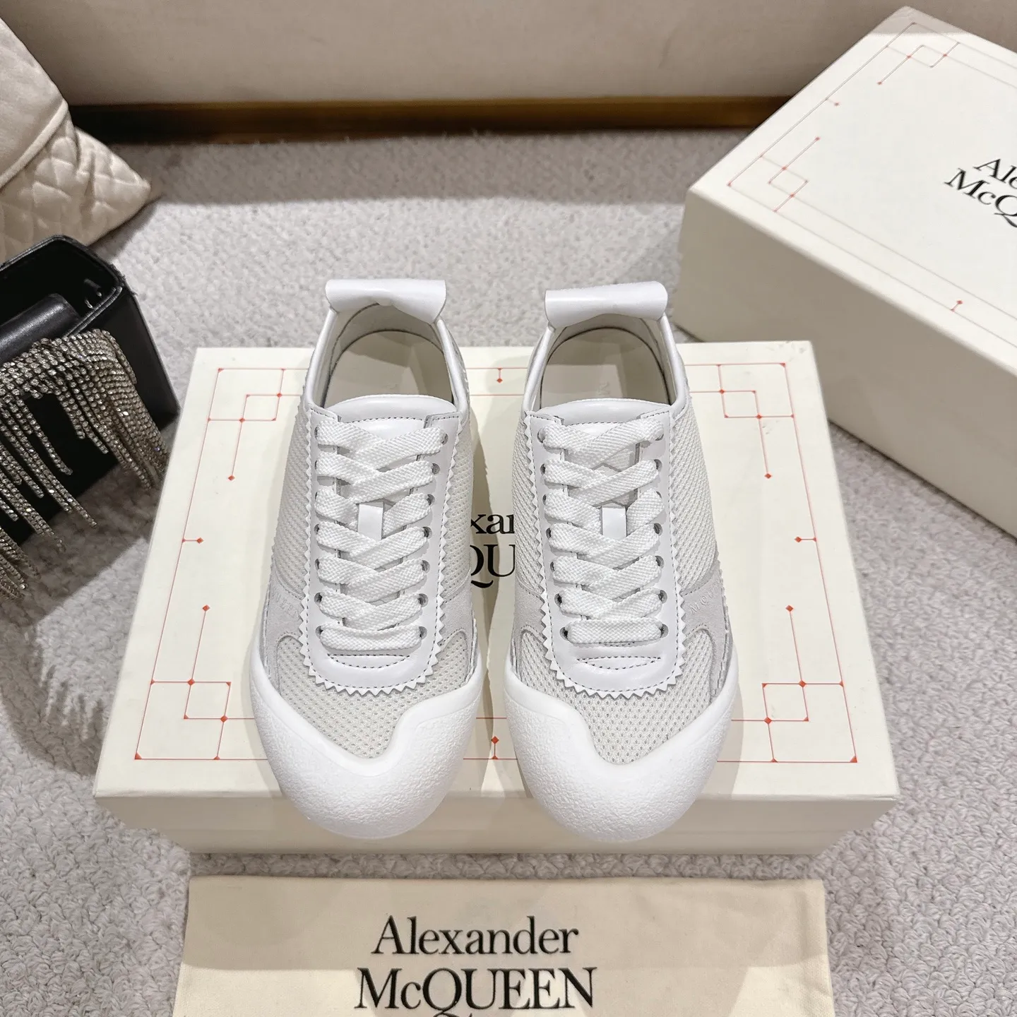 👟👟Ex-factory price 600👟👟 Men's size +10 2025 McQueen's new AIexanderMcQUEEN✅ The original quality has been certified! The original version is reproduced 1:1, and the latest lace-up casual shoes are released simultaneously. • McQueen logo • Round toe box • Lightweight segmented sole design, made of imported stretch breathable fabric + grained cowhide, soft inner lining and insole, comfortable for walking and not stuffy on the feet. Five colors: black/white·white·off-white·black/brown·yellow Fabric: grained cowhide + stretch fabric + cow suede Insole: imported sheepskin Women’s model: 35–40 (40 for women is not returnable) Men’s model: 39–45 (45 for men is not returnable)